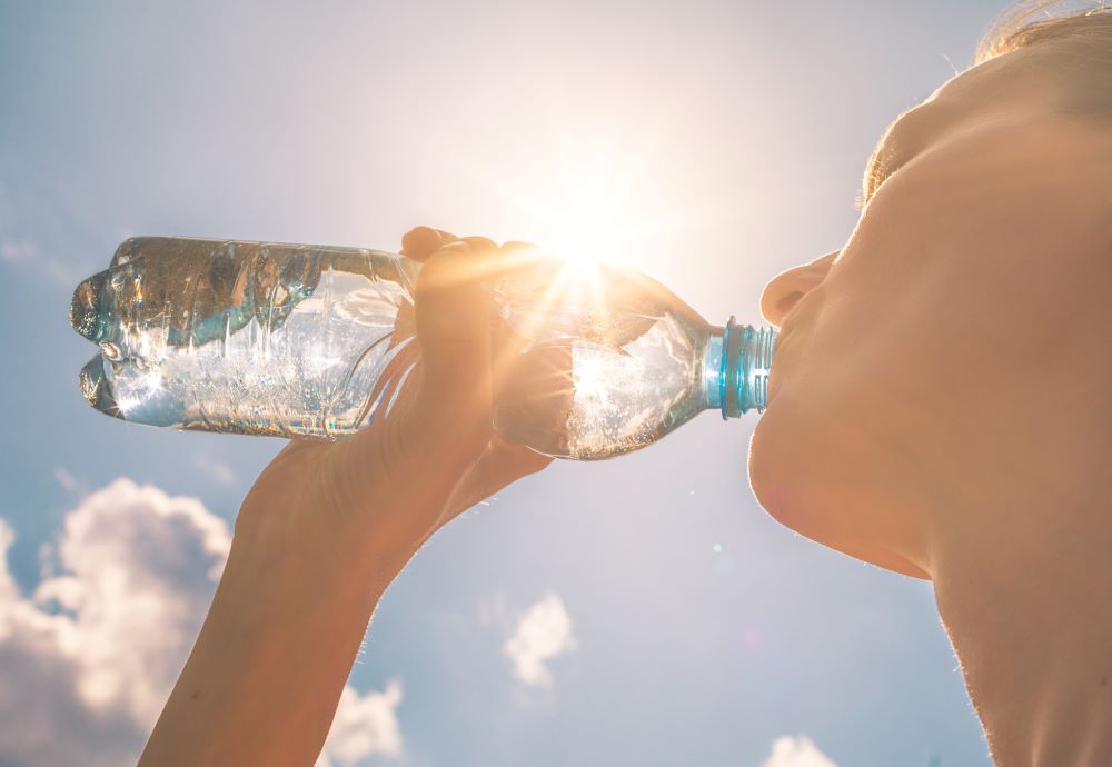 Femme qui boit de l'eau - Prévia