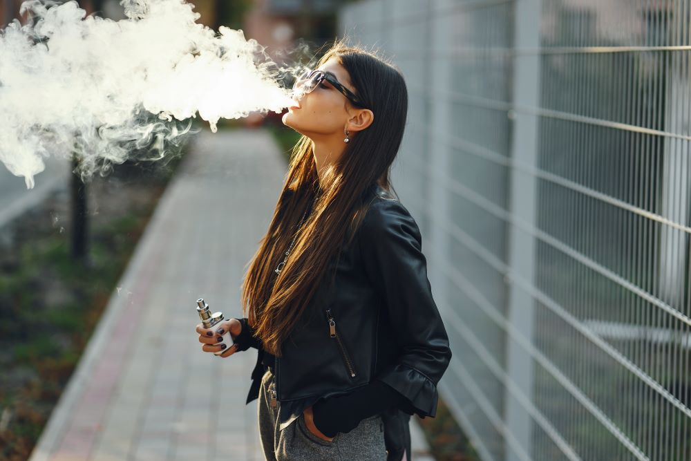 Femme qui fume une cigarette électronique