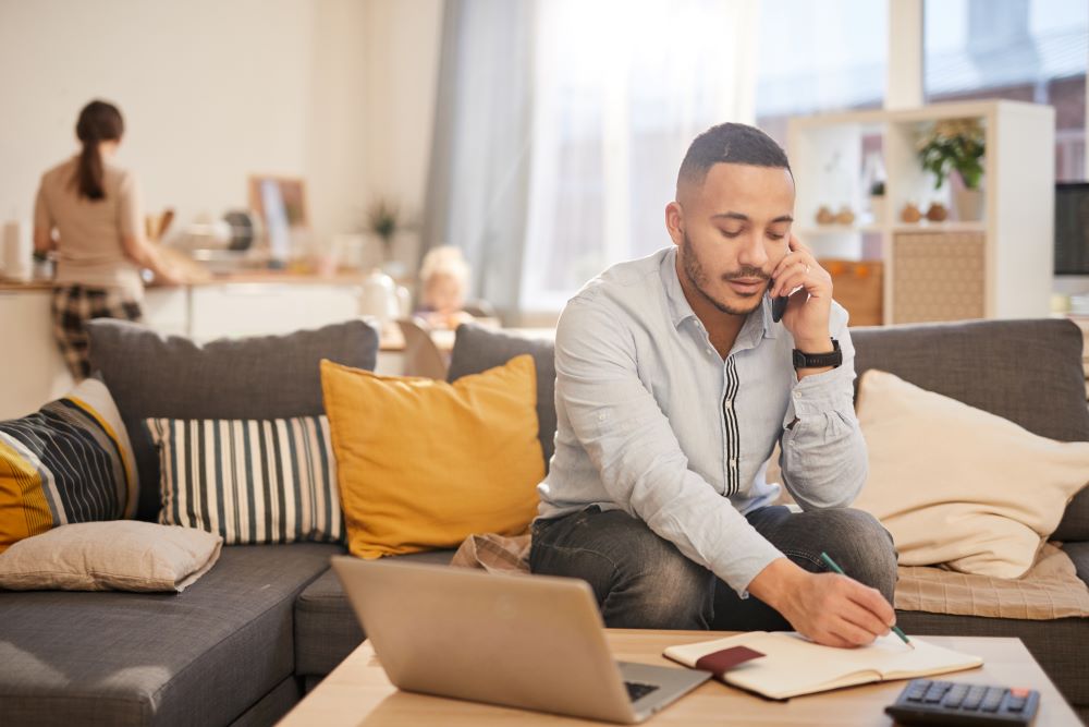 homme télétravail - famille arrière plan - Prévia