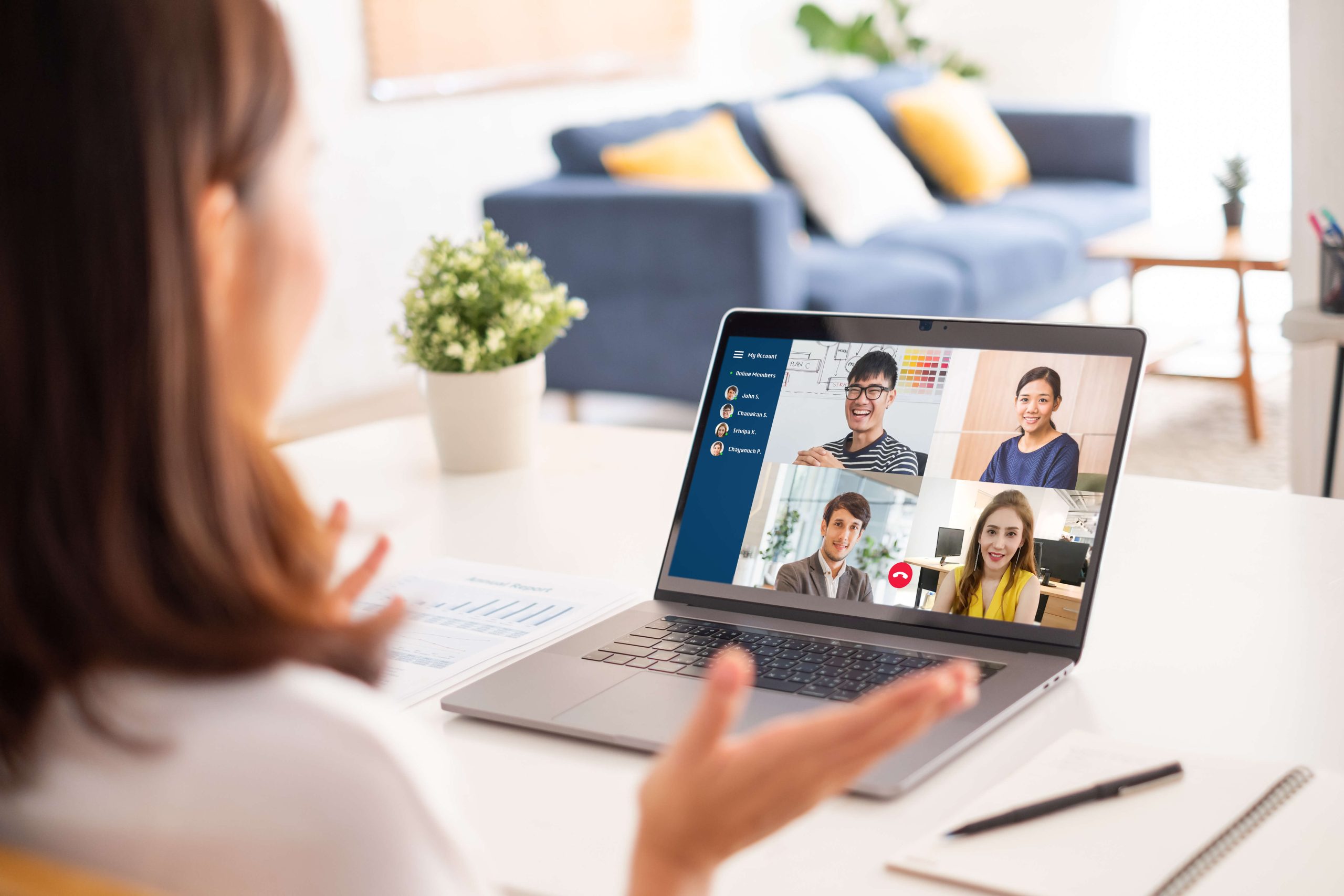 Femme en télétravail faisant une réunion en visio avec ses collègues