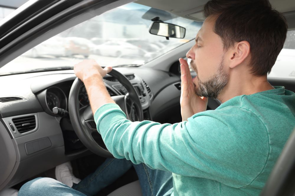 Un homme qui baille au volant