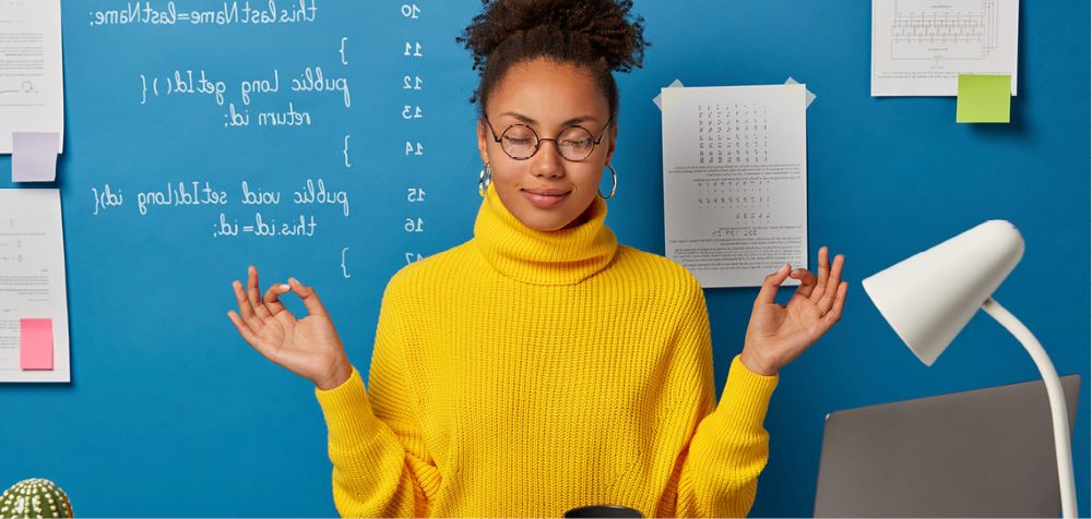 Femme restant zen à son bureau